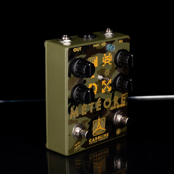 Guitar effects pedal with 'Métèore' branding on a black background