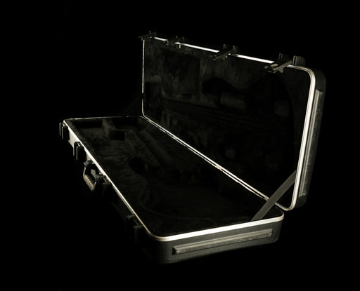 Used Fender SKB Deluxe Molded Bass Case