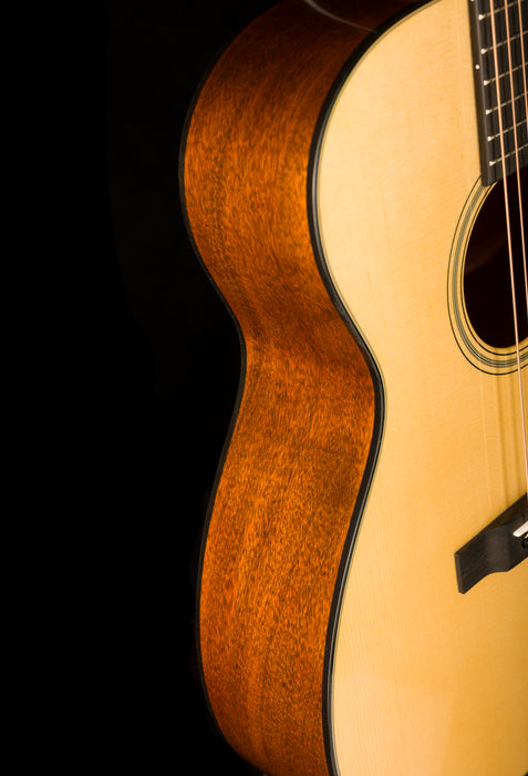 Martin 00-18 Sitka Solid Spruce Top Solid Mahogany Back & Sides Acoustic Guitar