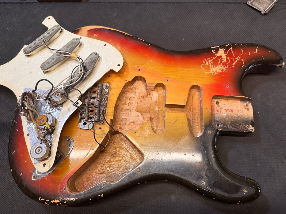 Vintage 1970 Fender Stratocaster 3-Tone Sunburst With Soft Case