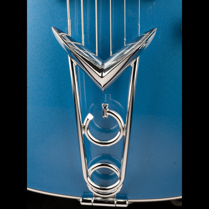 Gretsch Custom Shop Masterbuilt G6134CST Baritone Penguin NOS Lake Placid Blue Closeup Tailpiece