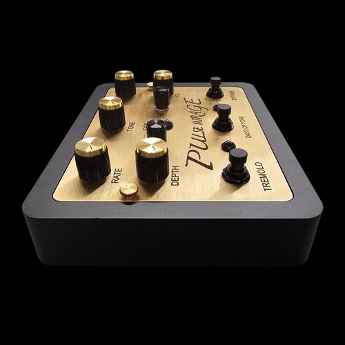 Days of Yore Pulse Mirage Fuzz/Tremolo Pedal Side