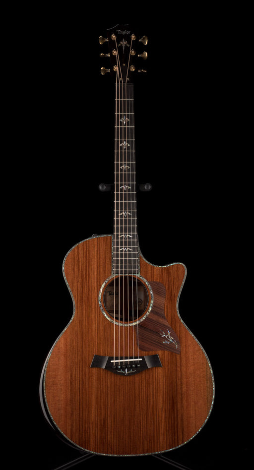 Taylor Custom Grand Auditorium Presentation/900 Series Honduran Rosewood and Sinker Mahogany With Case