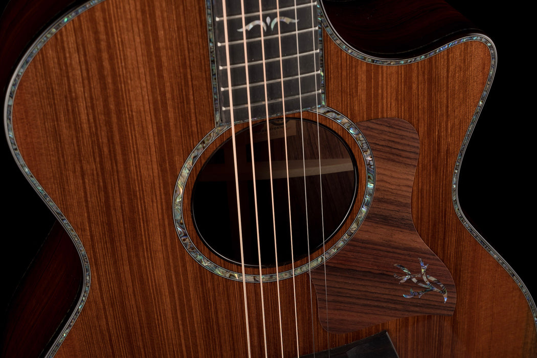 Taylor Custom Grand Auditorium Presentation/900 Series Honduran Rosewood and Sinker Mahogany With Case